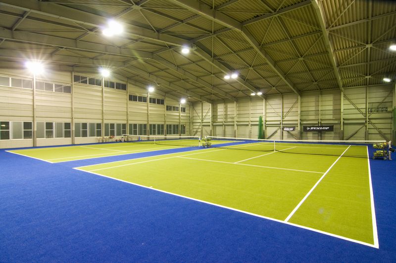 冷暖房完備インドアテニスコート